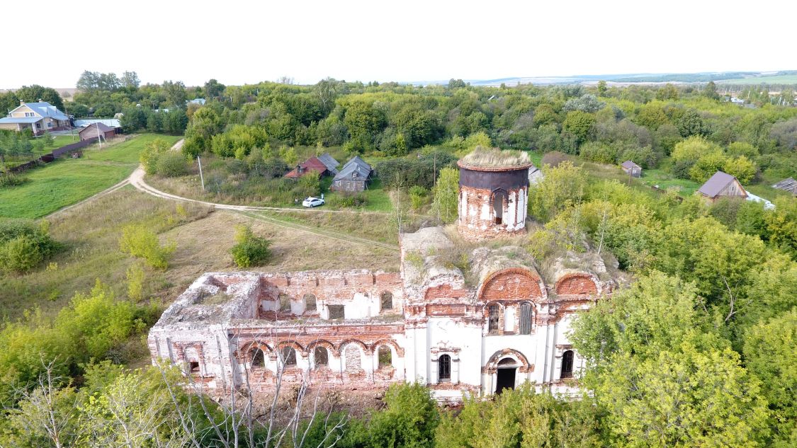 Большая Пица. Церковь Троицы Живоначальной. общий вид в ландшафте