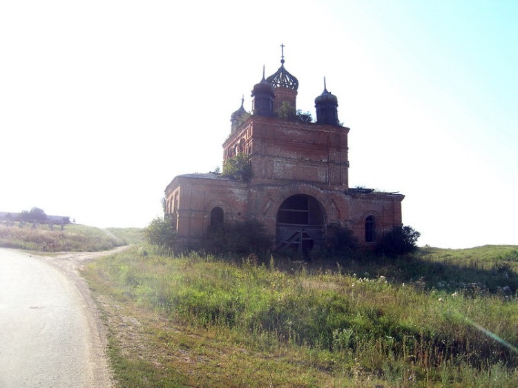 Петлино. Церковь Иоанна Богослова. общий вид в ландшафте, Вид с западной стороны