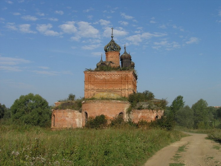 Петлино. Церковь Иоанна Богослова. общий вид в ландшафте, Вид с восточной стороны