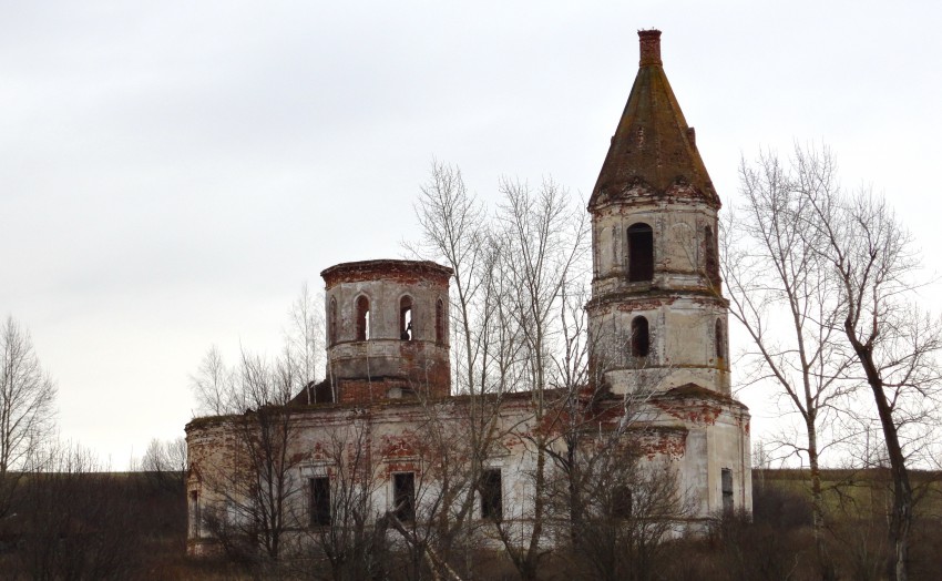 Холостой Майдан. Церковь Троицы Живоначальной. общий вид в ландшафте