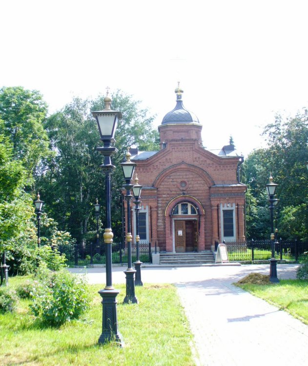 Часовня Александра Невского в Дендрологическом парке, Екатеринбург (Екатеринбург (МО город Екатеринбург), Свердловская область). общий вид в ландшафте