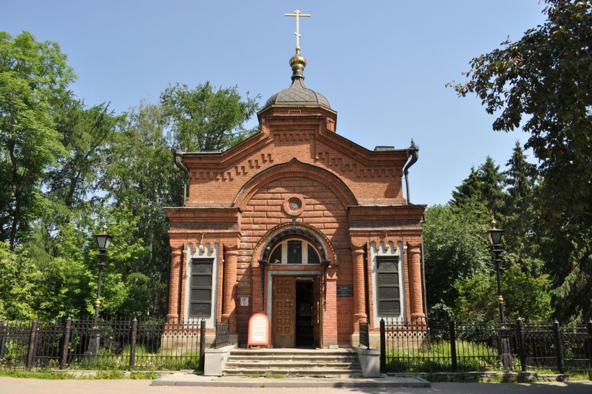 Часовня Александра Невского в Дендрологическом парке, Екатеринбург (Екатеринбург (МО город Екатеринбург), Свердловская область). общий вид в ландшафте