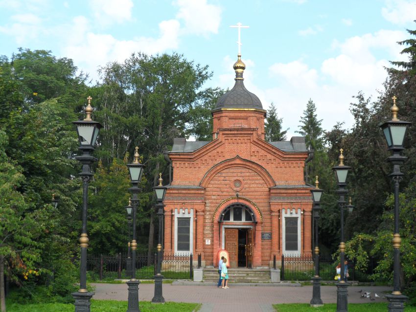 Часовня Александра Невского в Дендрологическом парке, Екатеринбург (Екатеринбург (МО город Екатеринбург), Свердловская область). общий вид в ландшафте