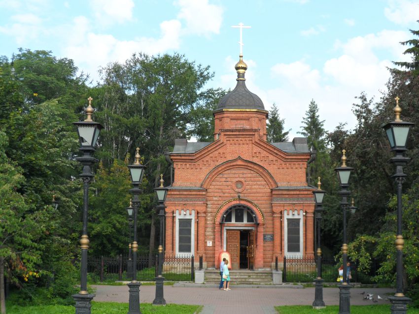 Екатеринбург. Часовня Александра Невского в Дендрологическом парке. общий вид в ландшафте