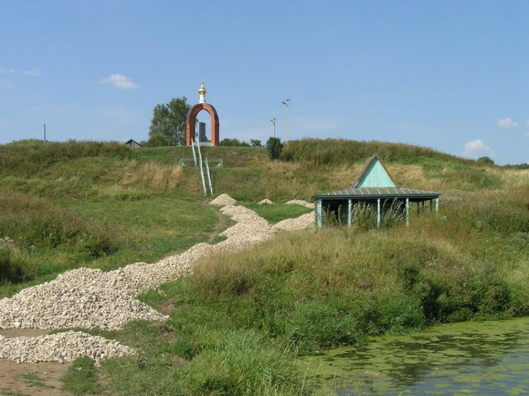 Церковь Казанской иконы Божией Матери, Вельдеманово (Перевозский район, Нижегородская область). дополнительная информация, Святой источник с купальней и часовня-мемориал патриарху Никону на северной окраине села Вельдеманова