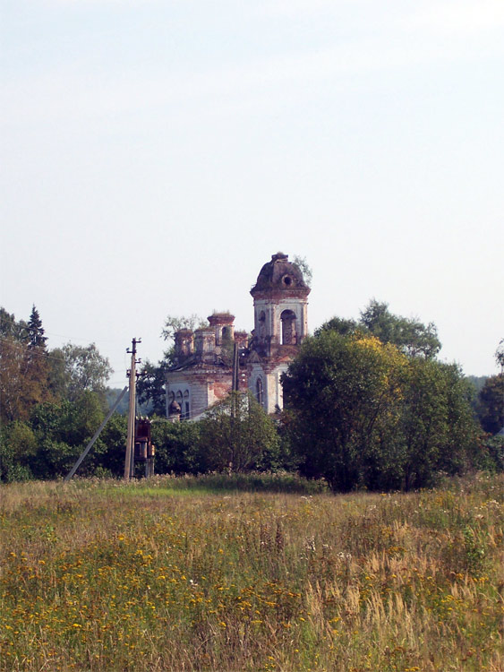 Игнатовское. Церковь Михаила Архангела. общий вид в ландшафте