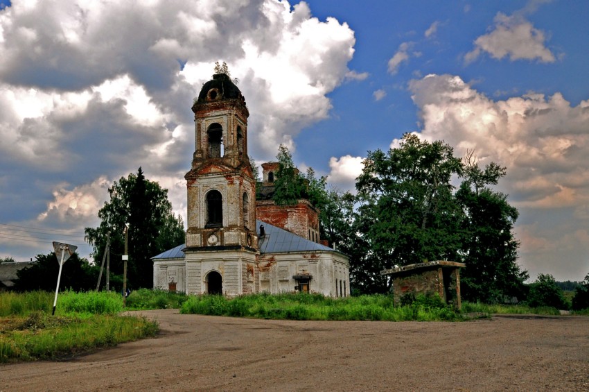 Игнатовское. Церковь Михаила Архангела. общий вид в ландшафте
