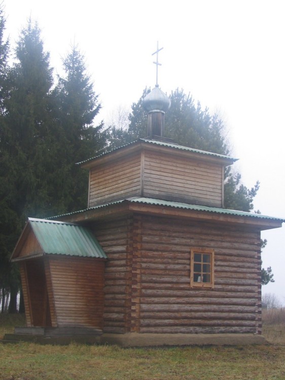 Часовня Всех Святых, Сеща (Дубровский район, Брянская область). общий вид в ландшафте, Построена недалеко от мемореалов разбившимся летчикам, рядом с кладбищем