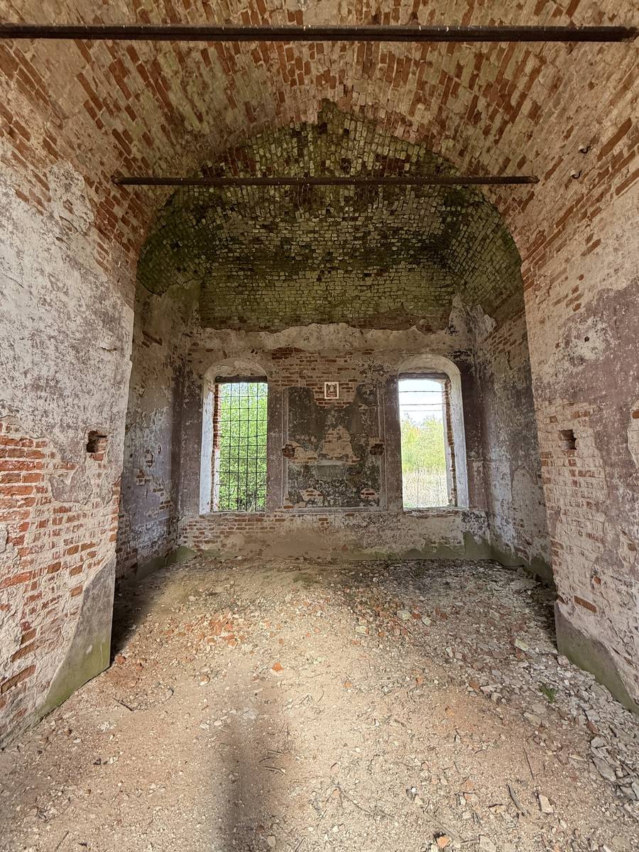 Церковь Успения Пресвятой Богородицы, Висляево (Ферзиковский район, Калужская область). интерьер и убранство, Алтарь