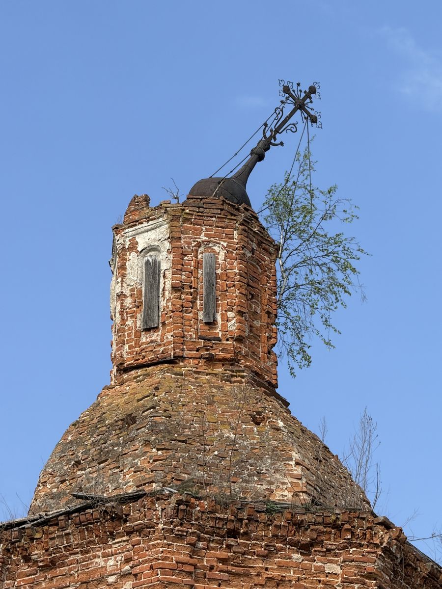 Церковь Успения Пресвятой Богородицы, Висляево (Ферзиковский район, Калужская область). архитектурные детали, Крест и купол основного объема
