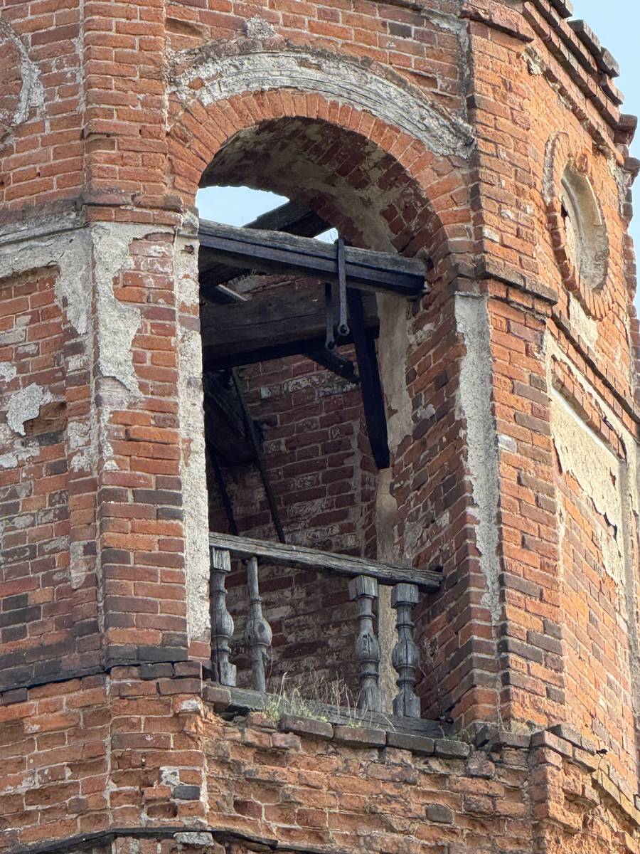 Церковь Успения Пресвятой Богородицы, Висляево (Ферзиковский район, Калужская область). архитектурные детали, Хомуты, балки и фрагменты балюстрады яруса звона