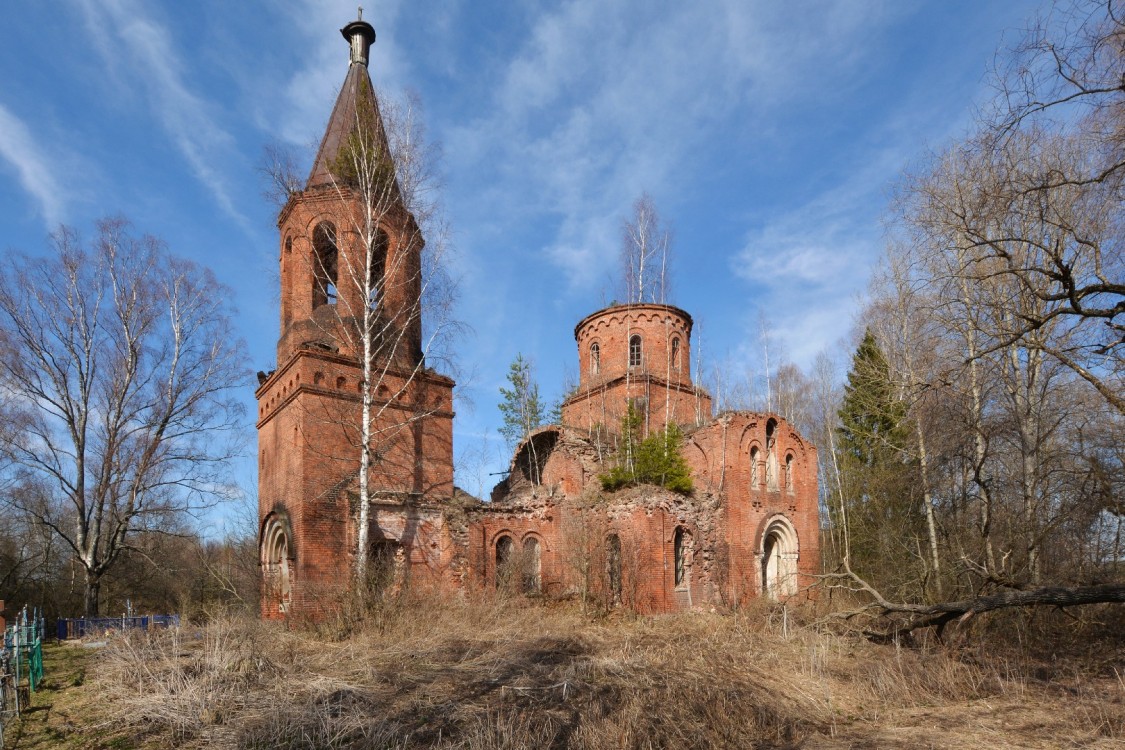 Церковь Троицы Живоначальной, Гребенкино (Медынский район, Калужская область). общий вид в ландшафте, Вид с юго-запада