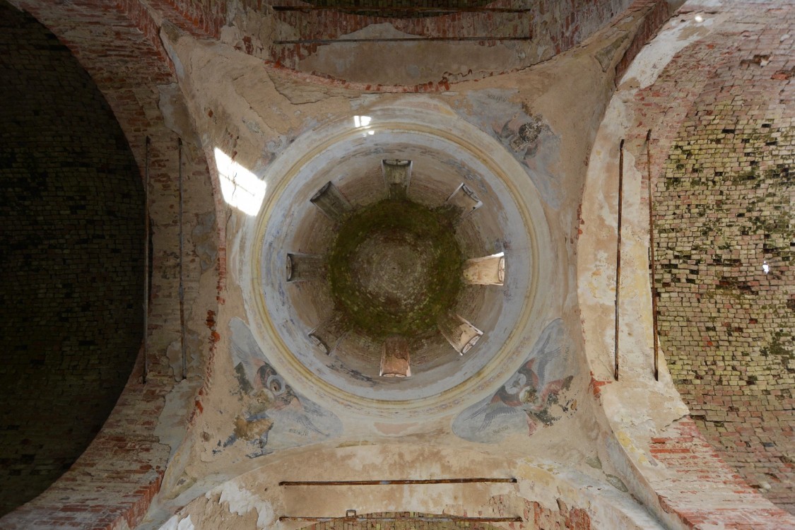 Церковь Троицы Живоначальной, Гребенкино (Медынский район, Калужская область). интерьер и убранство, Подкупольное пространство основного объема