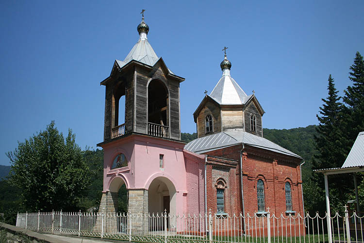 Церковь Георгия Победоносца, Лесное (Сочи, город, Краснодарский край). общий вид в ландшафте