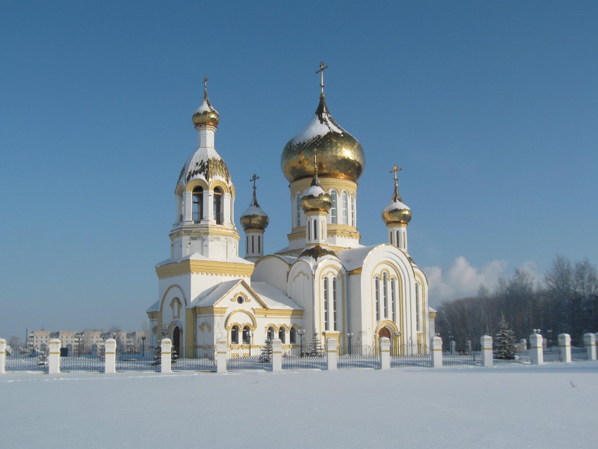 Комсомольский. Церковь Благовещения Пресвятой Богородицы. общий вид в ландшафте