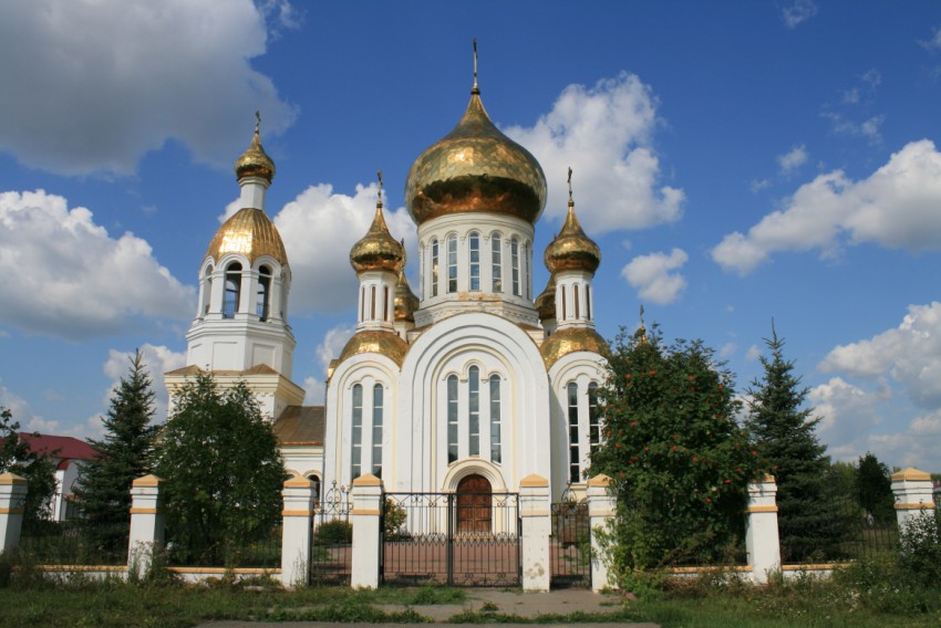 Комсомольский. Церковь Благовещения Пресвятой Богородицы. общий вид в ландшафте