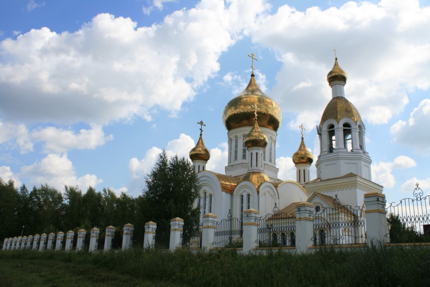 Комсомольский. Церковь Благовещения Пресвятой Богородицы. общий вид в ландшафте