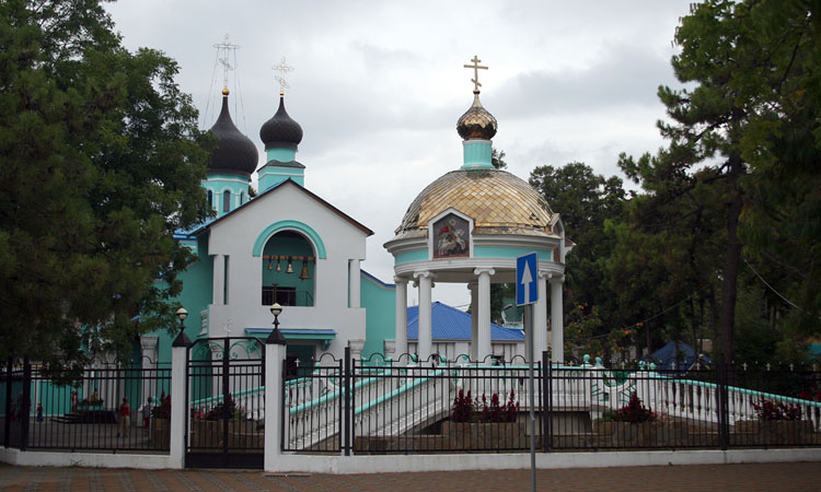 Церковь Троицы Живоначальной, Адлер (Сочи, город, Краснодарский край). общий вид в ландшафте