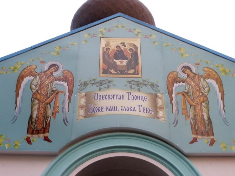 Адлер. Церковь Троицы Живоначальной. фасады, Роспись над входом в притвор