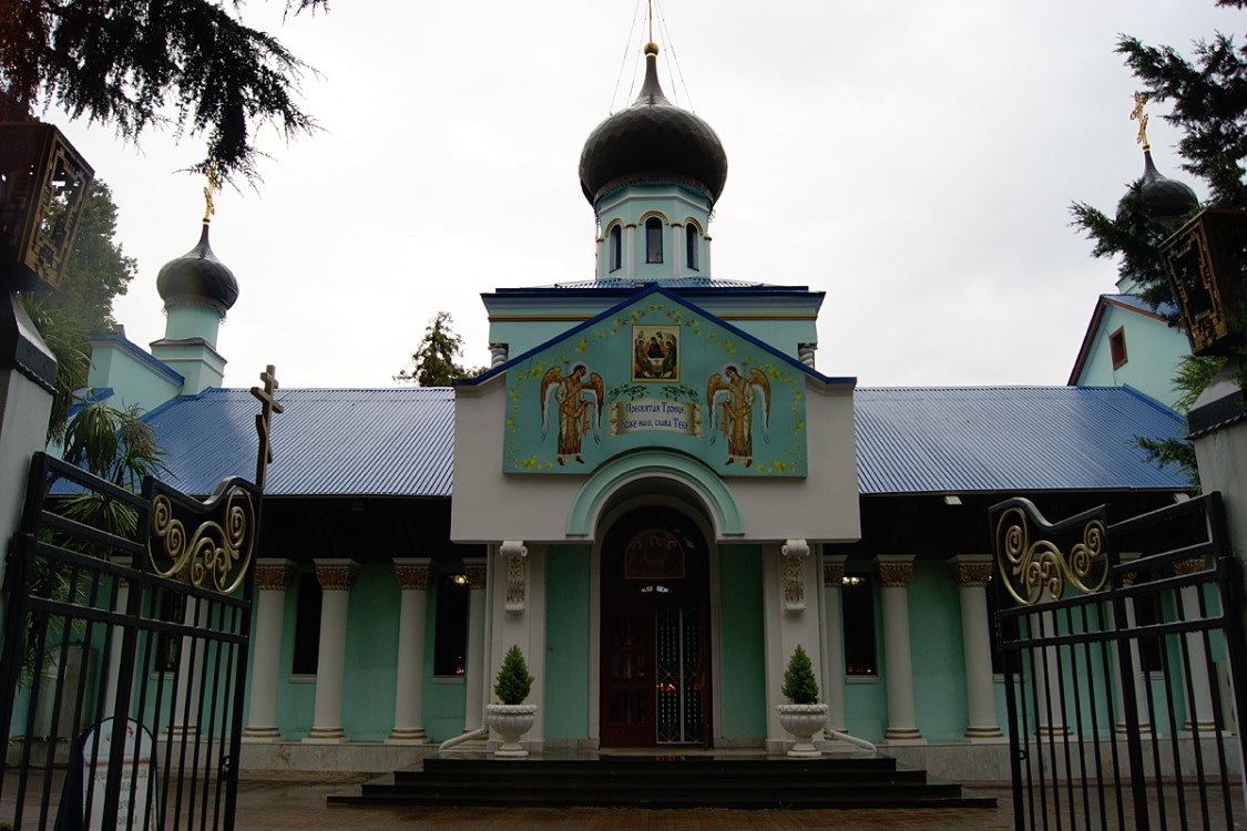 Адлер. Церковь Троицы Живоначальной. фасады