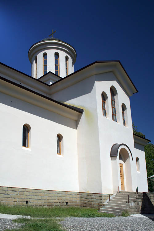 Красная Поляна. Церковь Харалампия Магнезийского (новая). фасады, Вход в храм с южной стороны