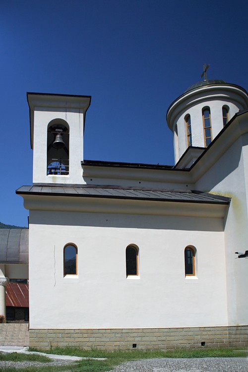 Церковь Харалампия Магнезийского (новая), Красная Поляна (Сочи, город, Краснодарский край). фасады, Вид на звонницу с южной стороны
