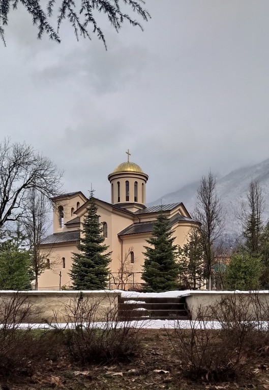 Церковь Харалампия Магнезийского (новая), Красная Поляна (Сочи, город, Краснодарский край). общий вид в ландшафте