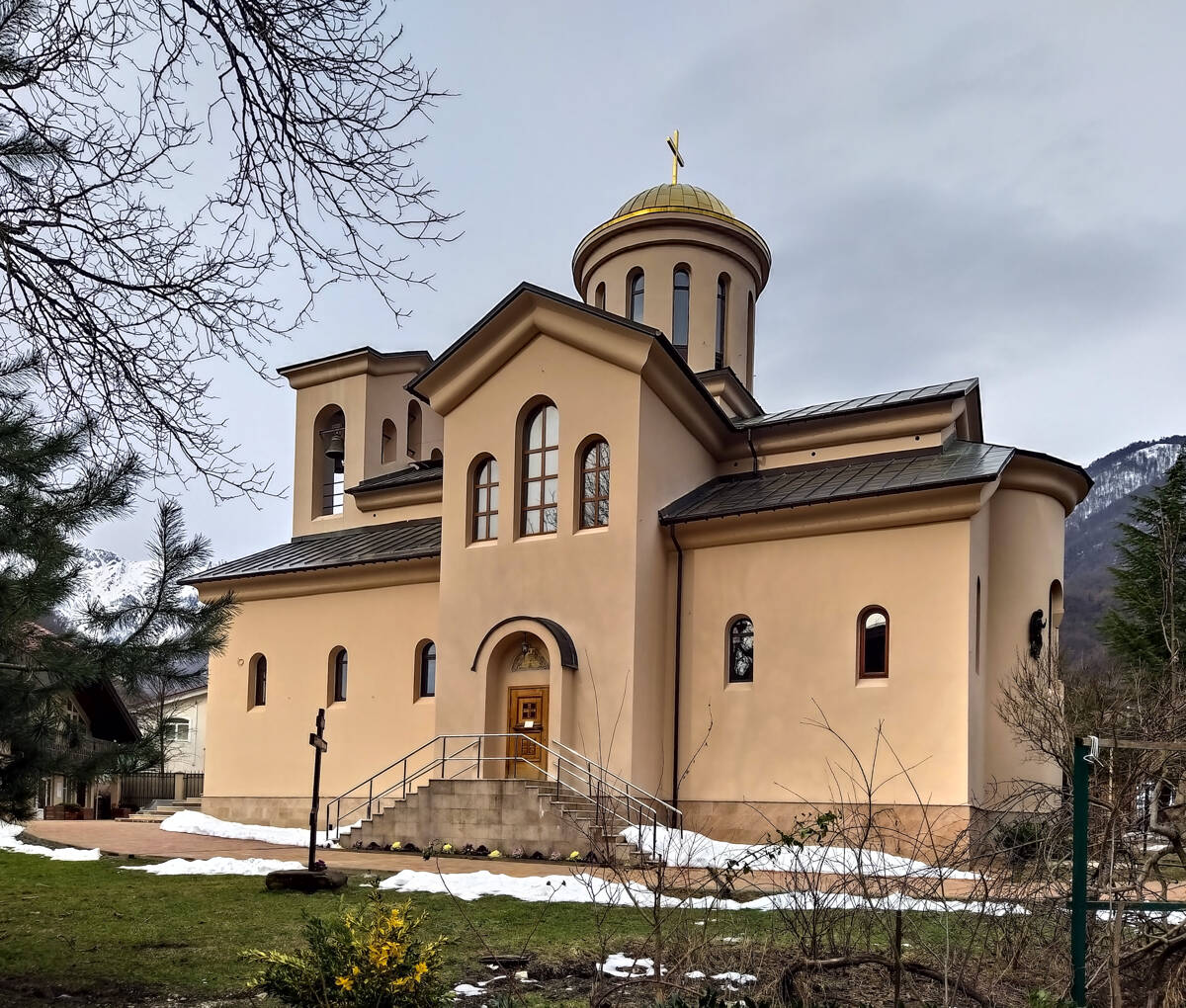 Красная Поляна. Церковь Харалампия Магнезийского (новая). фасады