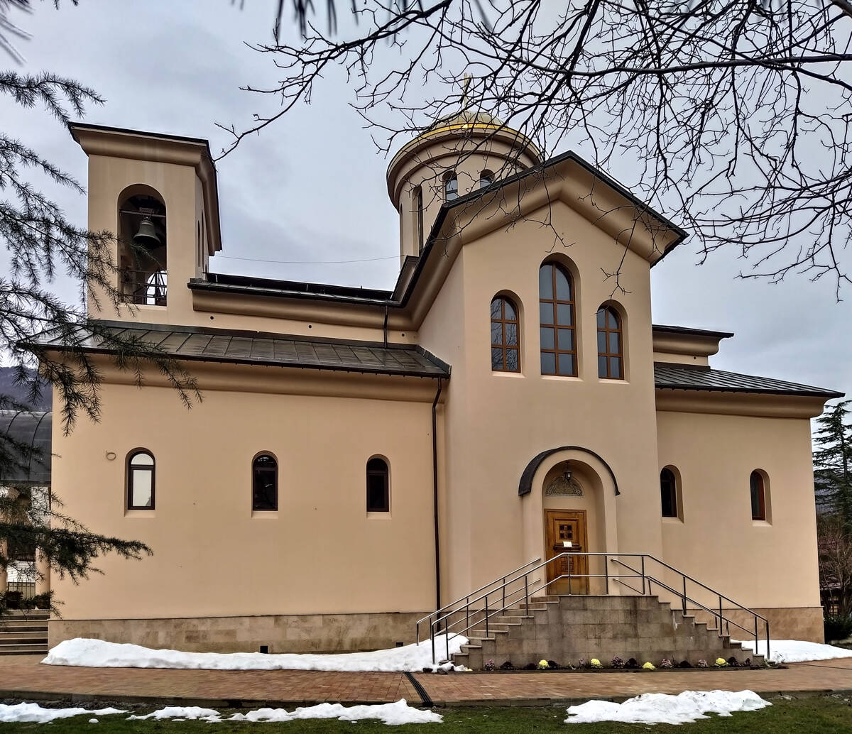 Красная Поляна. Церковь Харалампия Магнезийского (новая). фасады