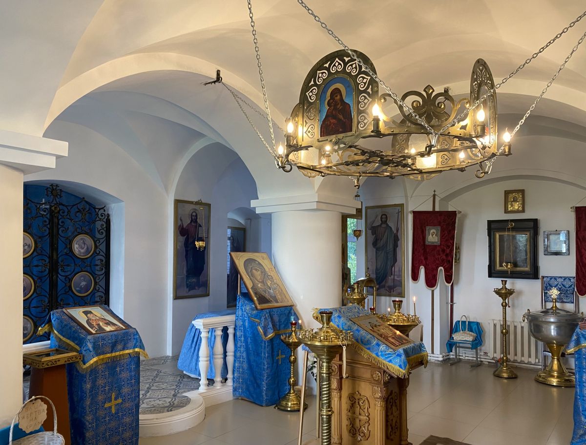 Церковь Казанской иконы Божией Матери, Извара (Волосовский район, Ленинградская область). интерьер и убранство, Интерьер, вид от входа