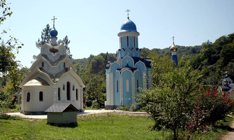 Троице-Георгиевский женский монастырь, Лесное (Сочи, город, Краснодарский край). общий вид в ландшафте, Слева часовня иконы Божией Матери 