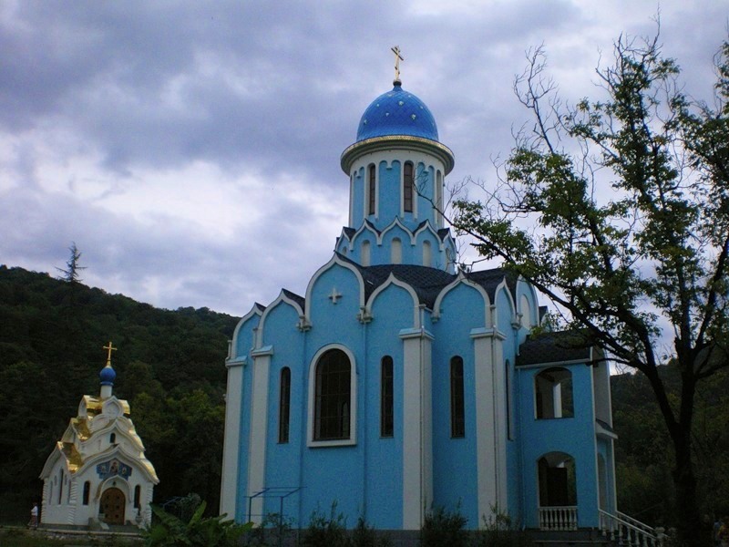 Лесное. Троице-Георгиевский женский монастырь. Церковь Уара. общий вид в ландшафте