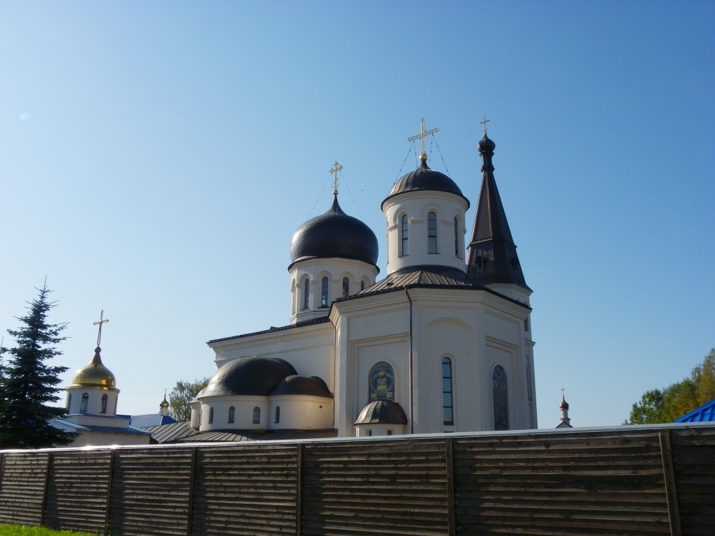 Константино-Еленинский монастырь, Ленинское (Выборгский район, Ленинградская область). фасады, Слева направо: Никольский храм, собор Похвалы Пресвятой Богородицы и Константино-Еленинская церковь