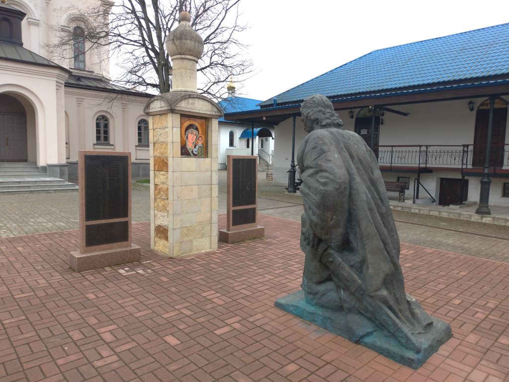 Константино-Еленинский монастырь, Ленинское (Выборгский район, Ленинградская область). архитектурные детали, Часовенный столб и памятник Александру Невскому