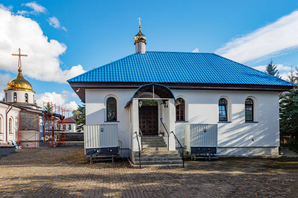 Константино-Еленинский монастырь. Церковь Рождества Христова, Ленинское (Выборгский район, Ленинградская область). общий вид в ландшафте