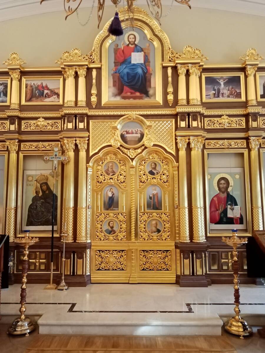 Церковь Александра Невского при бывшем Комиссаровском училище, Пресненский (Центральный административный округ (ЦАО), г. Москва). интерьер и убранство, Вид на алтарь и царские врата