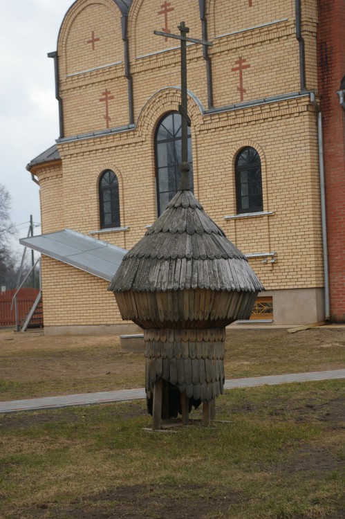 Церковь Иверской иконы Божией Матери, Валка (Валкский край, Латвия). архитектурные детали, Новый храм со старой маковкой во дворе.
