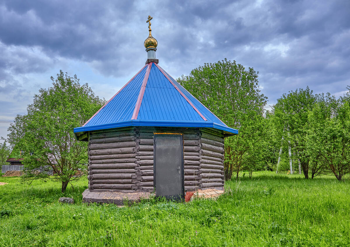 Часовня Покрова Пресвятой Богородицы, Выдропужск (Спировский район, Тверская область). общий вид в ландшафте, Тверская область, Выдропужск. Часовня Покрова Пресвятой Богородицы. у святого источника Покрова Божией Матери