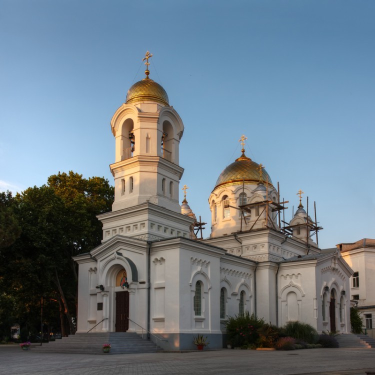 Геленджик. Кафедральный собор Вознесения Господня. фасады, Июль 2011 ещё будет работа над башенками главного купола