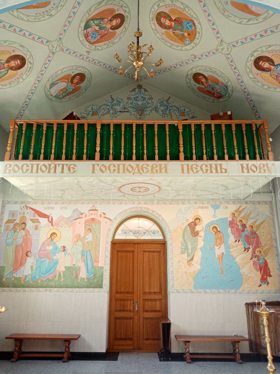 Церковь Ксении Петербургской, Абрау-Дюрсо (Новороссийск, город, Краснодарский край). интерьер и убранство, Вид на центральный вход в храм и хоры