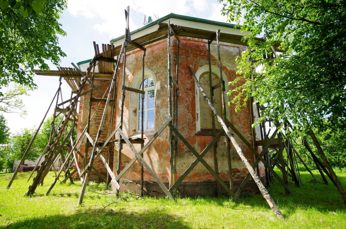 Поциемс. Церковь Успения Пресвятой Богородицы. фасады, Алтарная часть церкви.