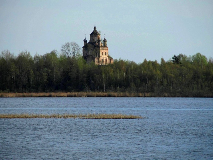 Церковь Спаса Преображения, Песно (Западнодвинский район, Тверская область). общий вид в ландшафте, вид с северного берега оз. Песно