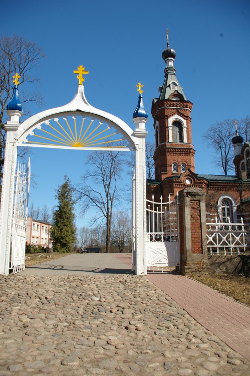 Церковь Преображения Господня, Лимбажи (Лимбажский край, Латвия). общий вид в ландшафте, Ограда церкви.
