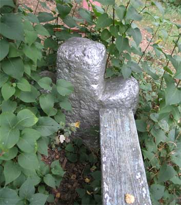 Неизвестная часовня, Дреча (Опочецкий район, Псковская область). дополнительная информация, Каменный крест 16-го века рядом с часовней. На кладбище находилось ещё по крайней мере 10 крестов, которых обнаружить не удалось.