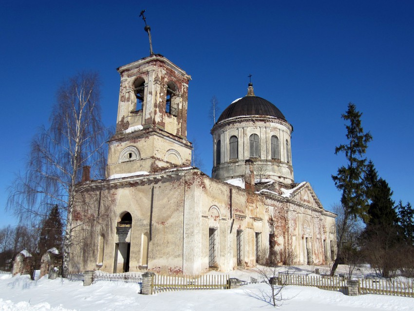 Дмитровское. Церковь Успения Пресвятой Богородицы. фасады, Вид с юго-запада