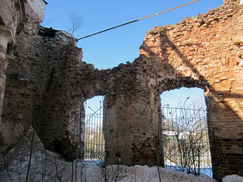 Церковь Успения Пресвятой Богородицы, Дмитровское (Торжокский район и г. Торжок, Тверская область). интерьер и убранство, Разрушения северной стены алтарной части храма