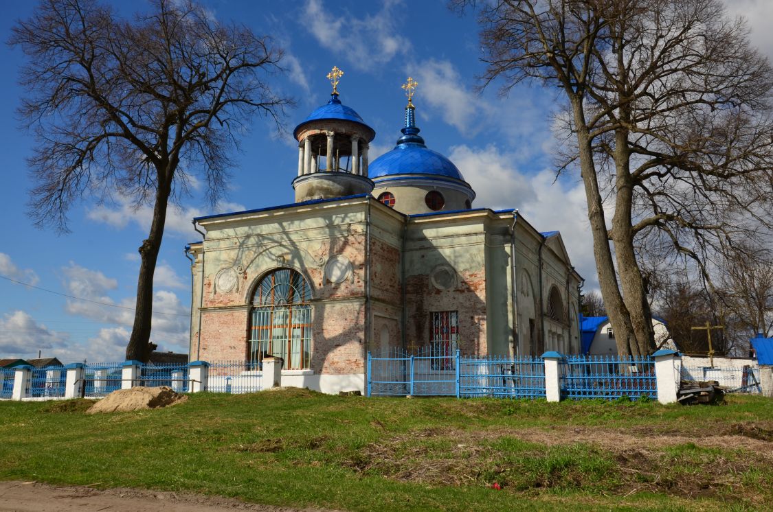Церковь Успения Пресвятой Богородицы, Радогощь (Комаричский район, Брянская область). общий вид в ландшафте