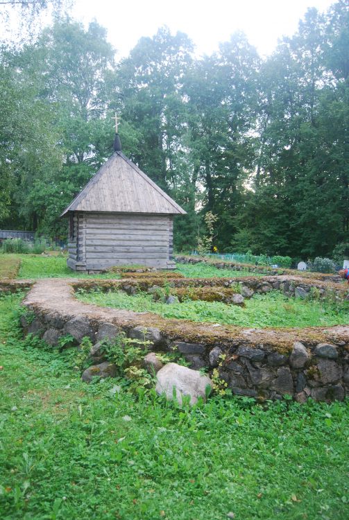 Часовня Воскресения Христова, Воронич (Пушкиногорский район, Псковская область). общий вид в ландшафте, Хорошо видны остатки фундамента древней церкви