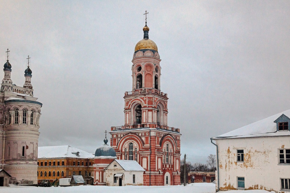 Вышний Волочёк. Казанский монастырь. Церковь Ефрема Сирина и Неонилы. общий вид в ландшафте