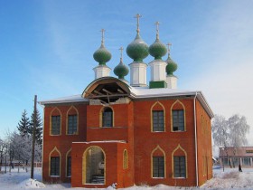 Комаричи. Церковь Троицы Живоначальной